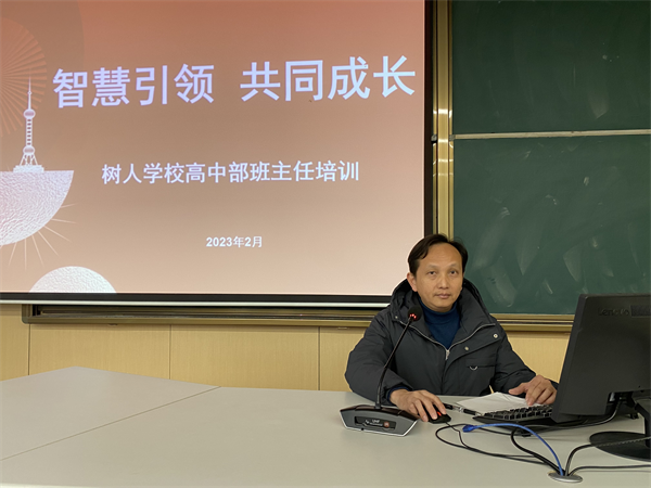 学工处副主任胡立军主持会议.png