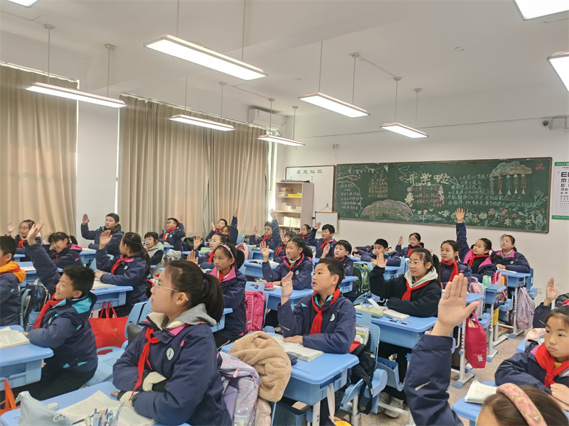 图2 学生举手回答问题.jpg